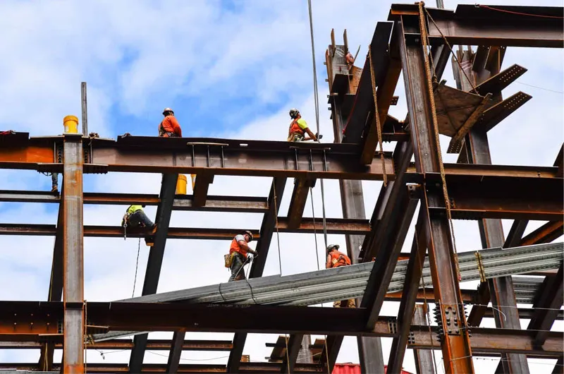 Soldador de montaje en proyecto industrial